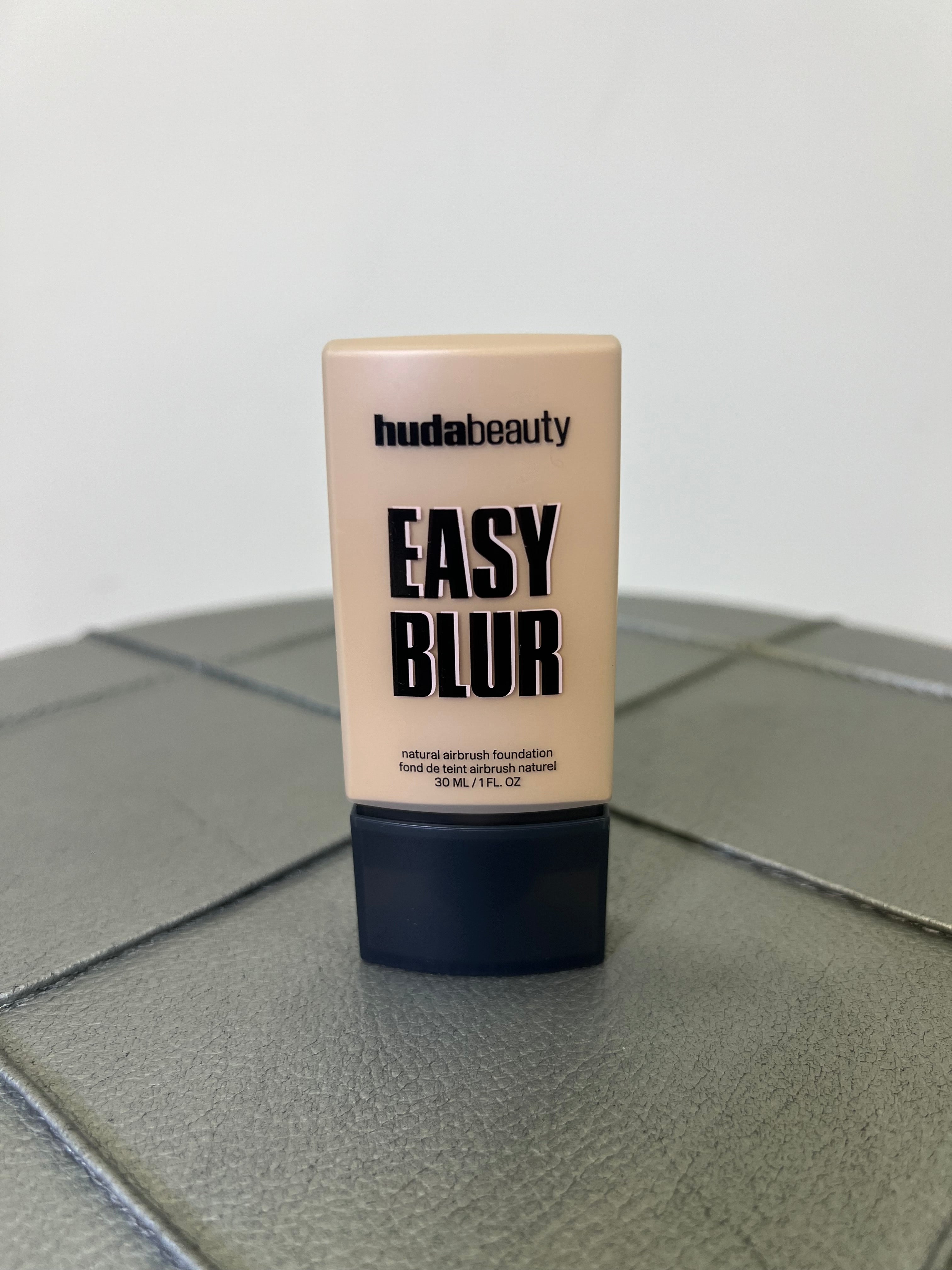 Easy blur fondotinta Huda beauty