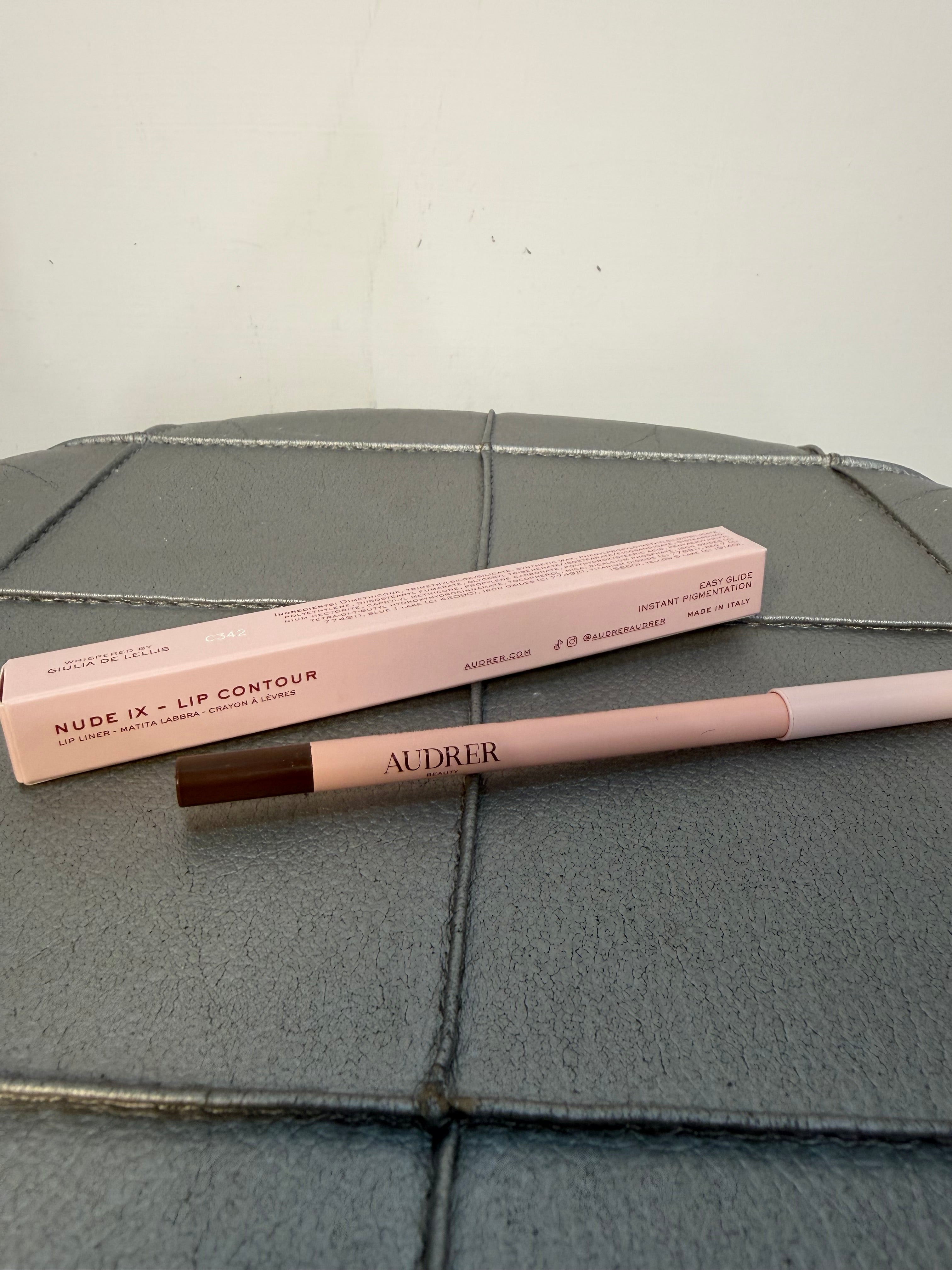Audrer lip Contour