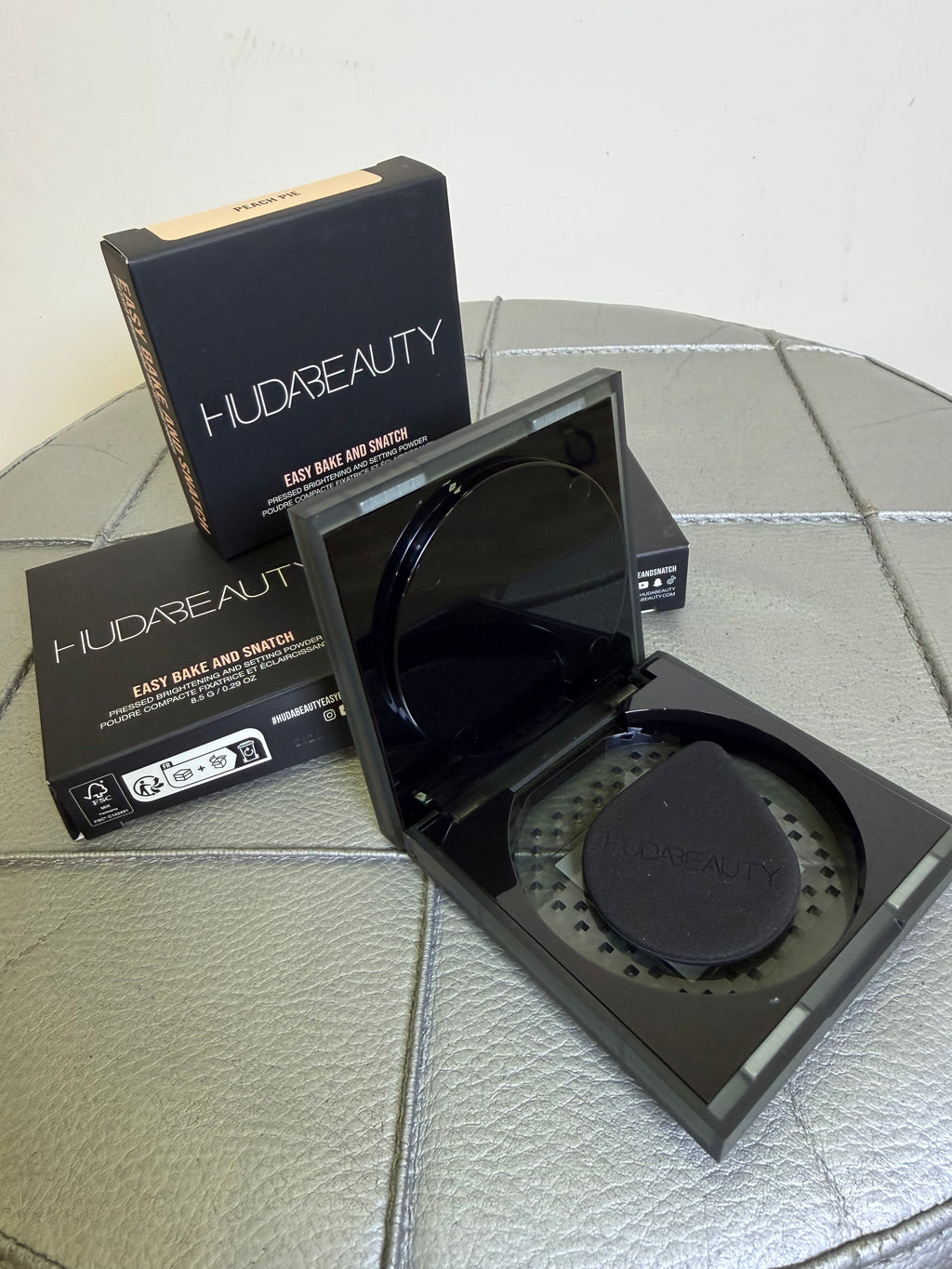 Huda Beauty cipria compatta