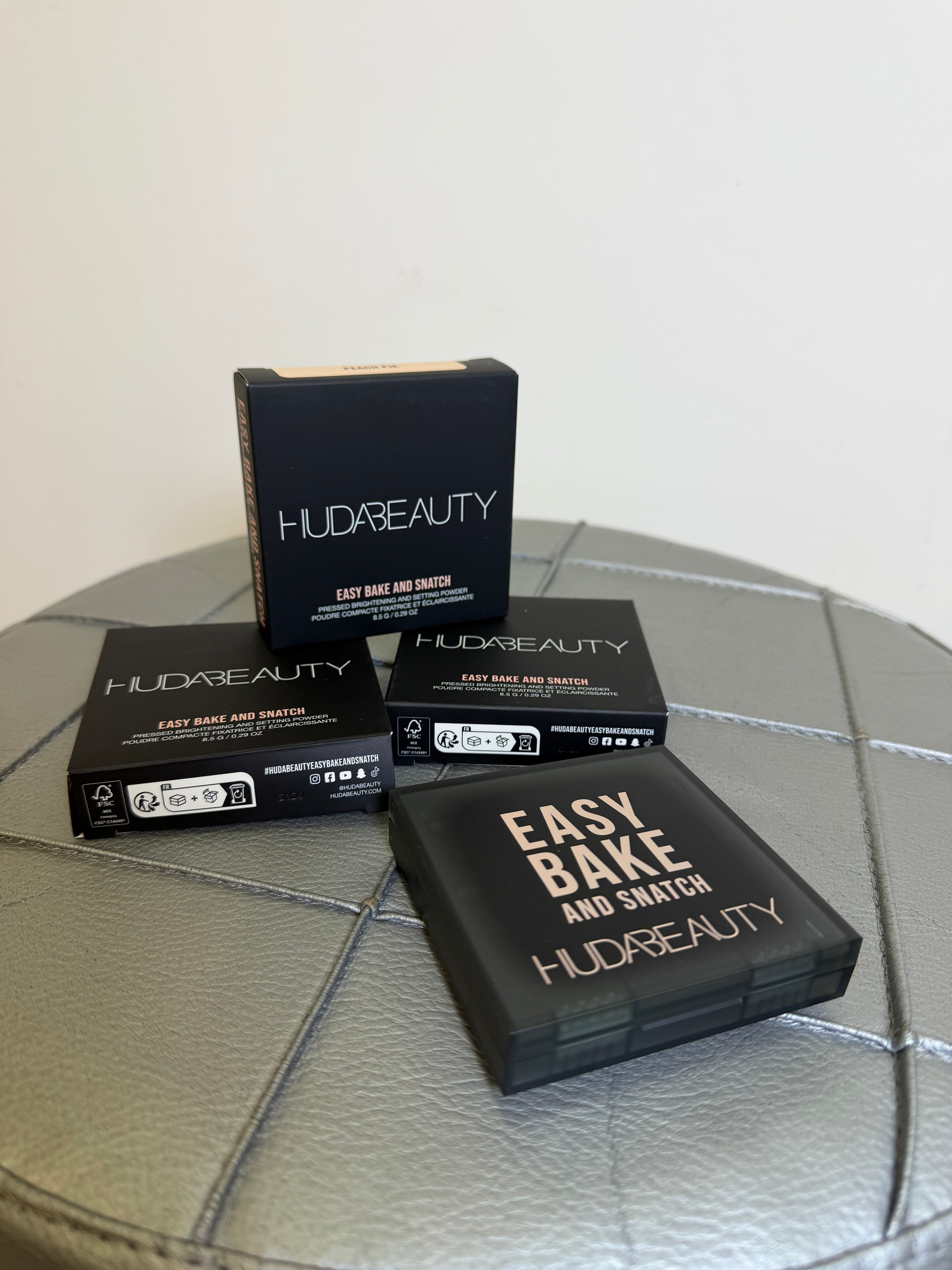 Huda Beauty cipria compatta