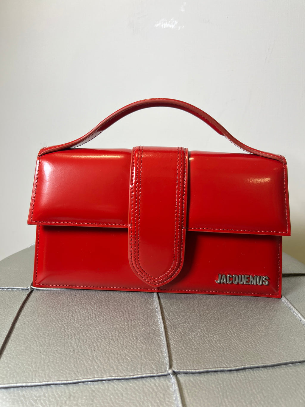 Jacquemus la grand bambino rossa lucida