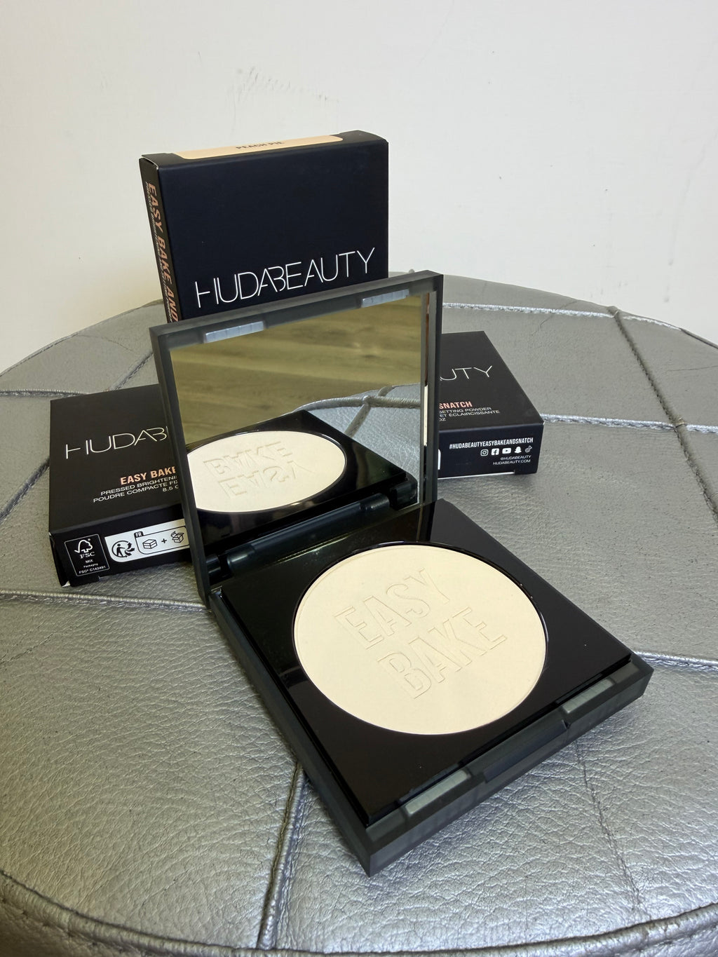 Huda Beauty cipria compatta